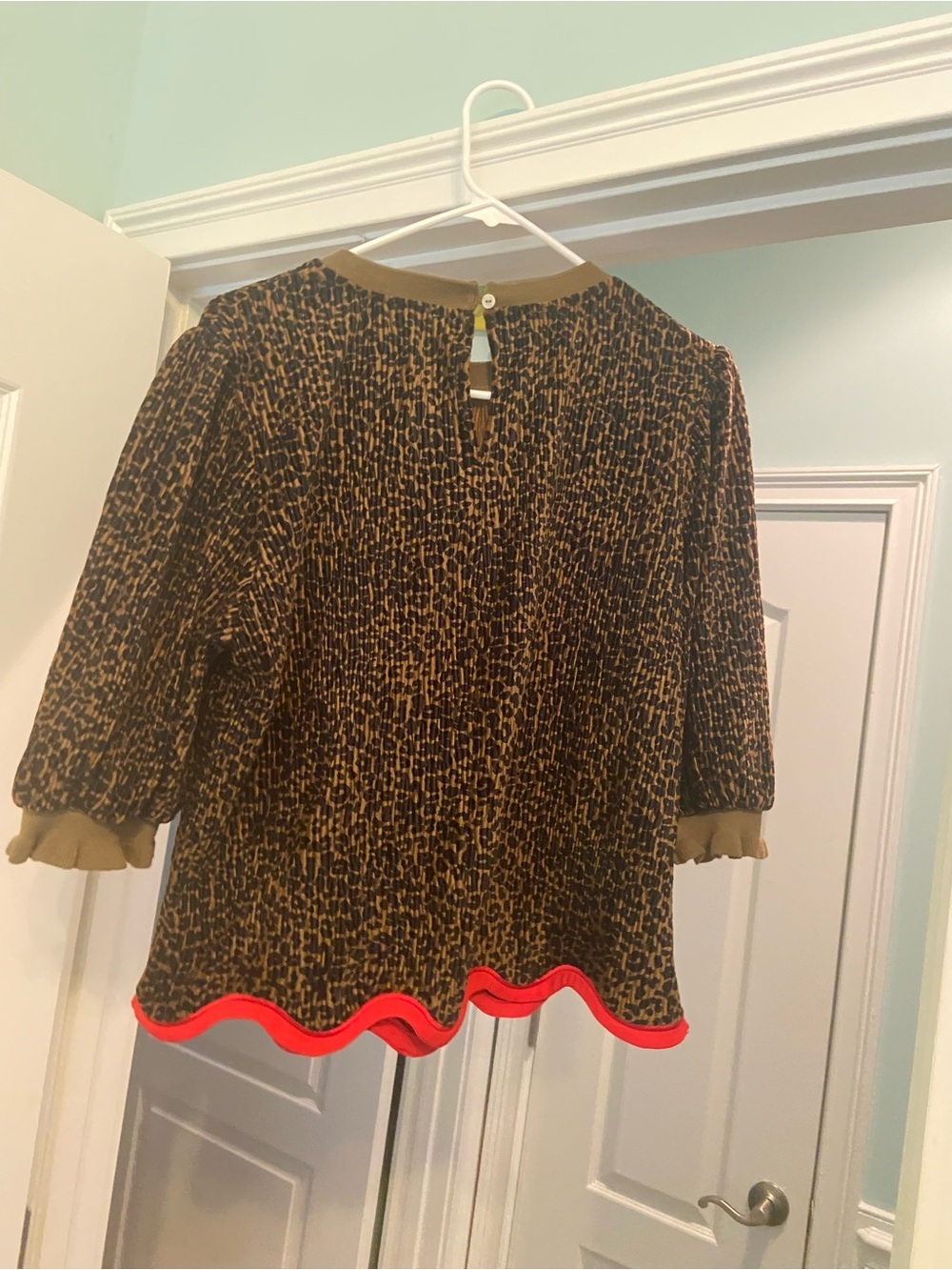 Voy Velvet Wavy Scallop-Hem Leopard Print Women's Crop Top - Picture 7 of 10